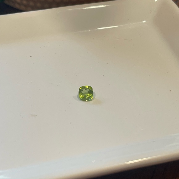 Cushion cut peridot birthstone (august) - Picture 2 of 3